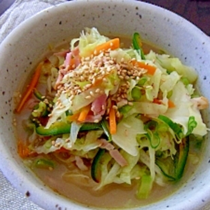 野菜たっぷり！キャベツとベーコンのとんこつラーメン